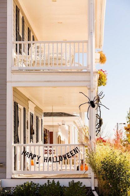 Maison d'habitation décorée pour les vacances d'Halloween.