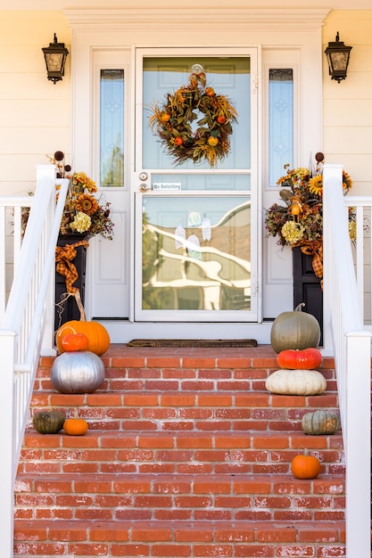 Maison d'habitation décorée pour les vacances d'Halloween.