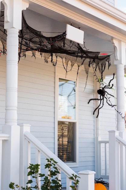 Maison d'habitation décorée pour les vacances d'Halloween.