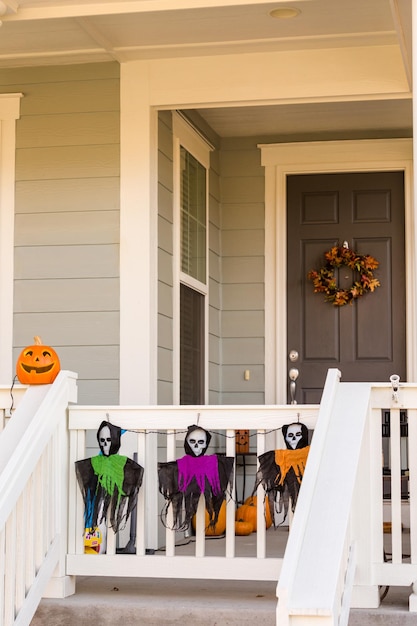 Maison d'habitation décorée pour les vacances d'Halloween.