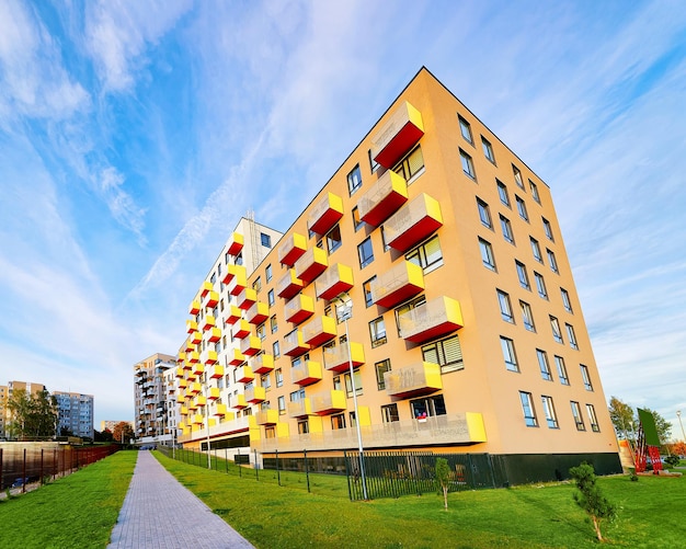 Maison d'habitation moderne et immeuble d'habitation avec installations extérieures. Un nouveau concept de maison.