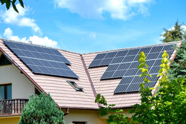 Maison historique avec panneaux solaires modernes sur le toit