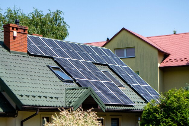 Maison historique avec panneaux solaires modernes sur le toit