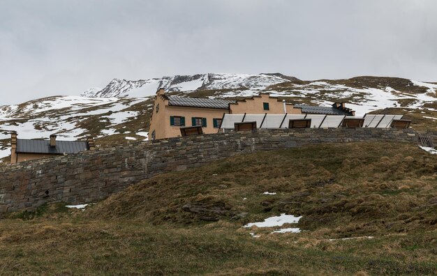 Maison en hiver dans les Alpes Autriche