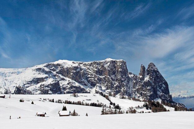 Maison d'hiver dans le paysage panoramique de neige de montagne à Noël.