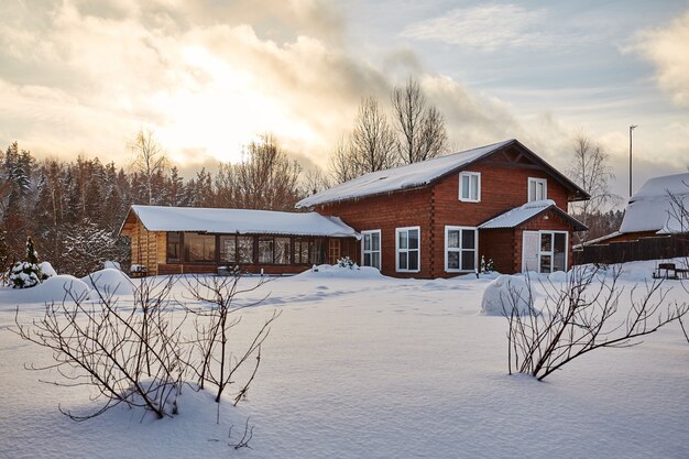 Maison d'hiver sur paysage panoramique enneigé d'hiver