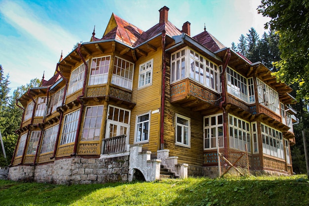 Maison Hutsul traditionnelle dans les Carpates dans la forêt par une journée d'été ensoleillée Village maison à deux étages en Ukraine Galice