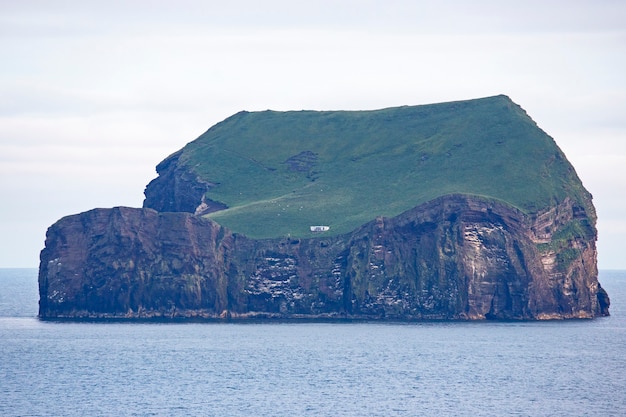 Photo maison isolée sur l'île de l'archipel vestmannaeyjar. islande