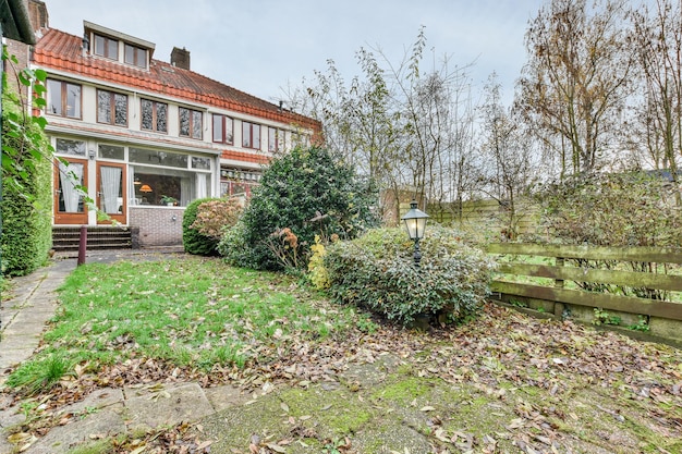 Une maison avec un jardin devant