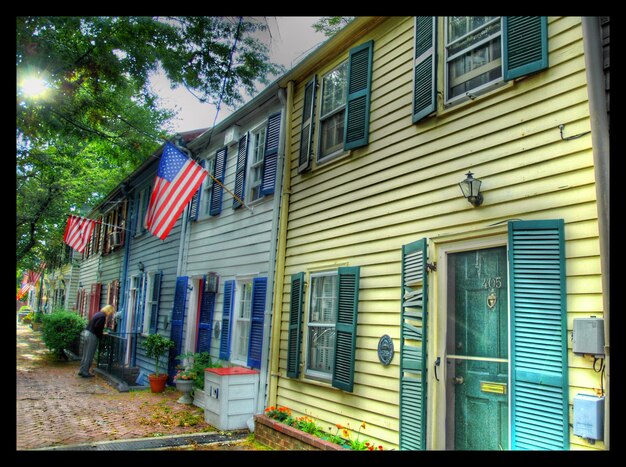 Photo une maison jaune avec un drapeau sur le devant