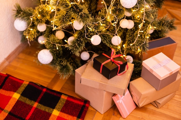 Maison joliment décorée avec un arbre et des cadeaux à Noël