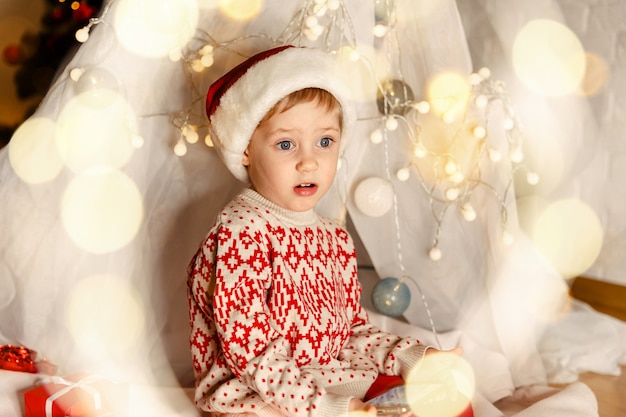 Maison joliment décorée pour le nouvel an et noël