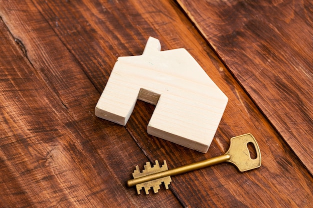 Maison de jouet en bois et clés de la maison se bouchent. Concept immobilier