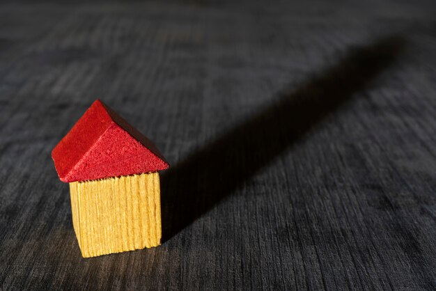 Maison de jouet en bois de toit rouge.