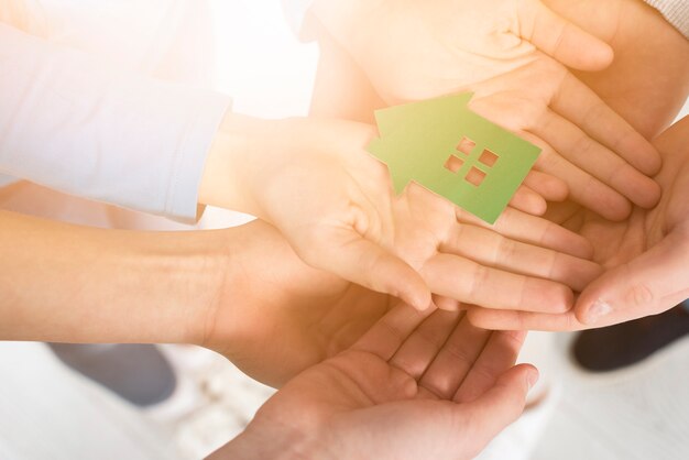 Photo maison de jouet vue de dessus dans les mains des enfants