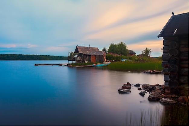 Maison sur le lac carélien