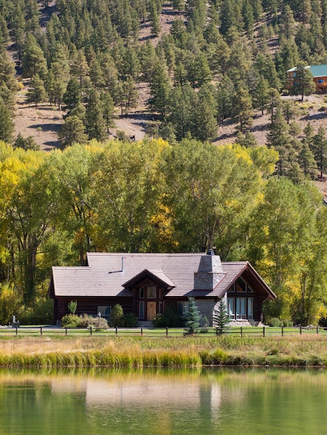 Maison de luxe avec lac dans les montagnes Rocheuses.