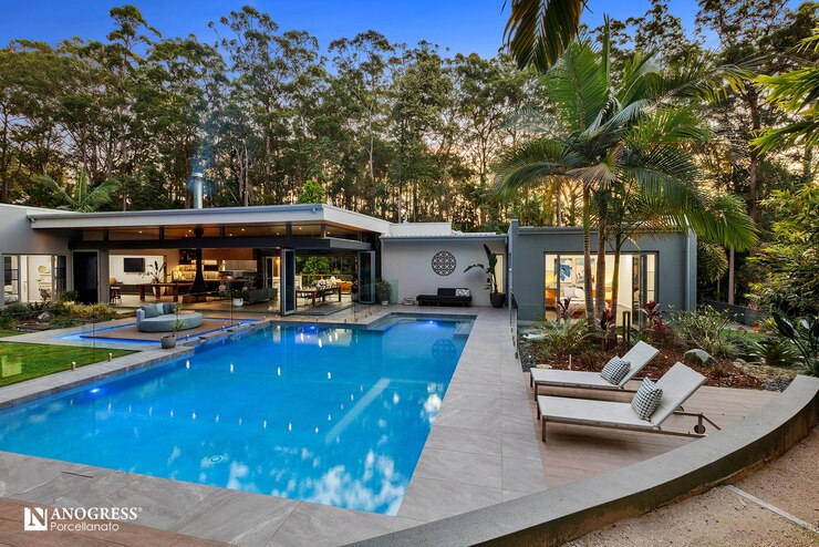 Photo une maison de luxe avec piscine dans un cadre tropical