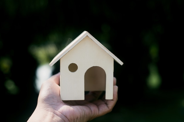 maison miniature dans les mains