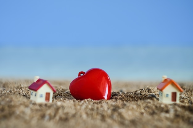 Maison miniature sur une plage de sable tropicale