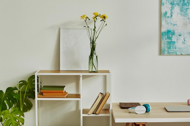 Maison minimale avec des fleurs