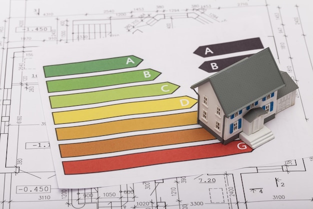 Photo maison modèle d'architectes avec plan et plans