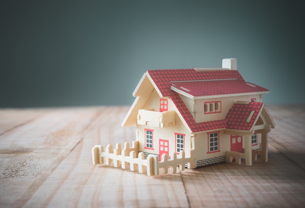 Maison modèle en bois sur table en bois