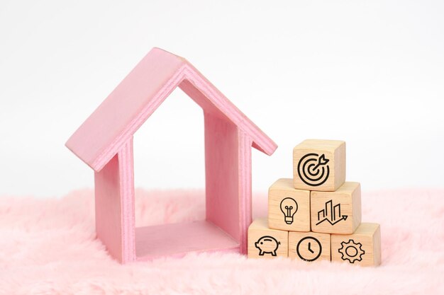 Photo maison modèle avec des cubes en bois concept de stratégie commerciale organisant le symbole avec l'icône d'objectif sur le cub en bois