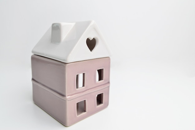 Maison modèle jouet miniature sur fond blanc. Concept de l'écologie de la maison douce d'assurance immobilier hypothécaire.