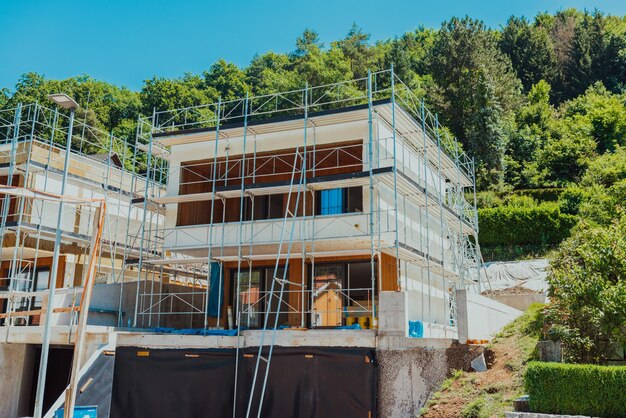 Maison moderne en construction dans un environnement naturel Photo de haute qualité