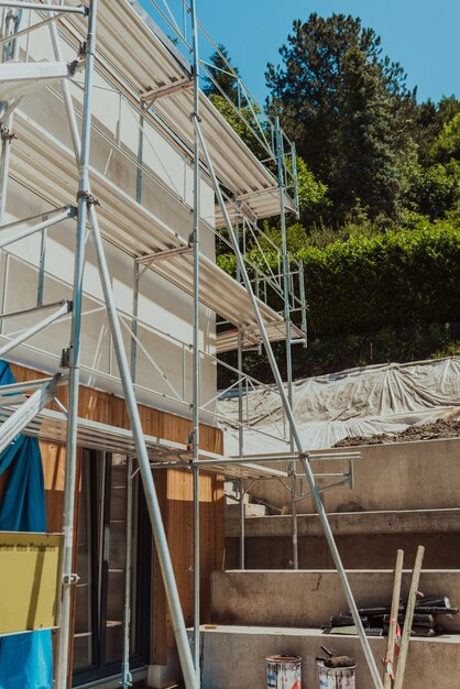 Photo maison moderne en construction dans un environnement naturel photo de haute qualité