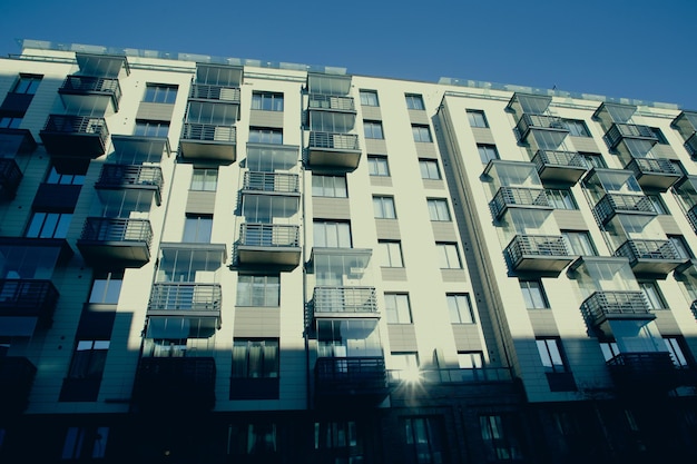 Maison moderne résidentielle un jour ensoleillé