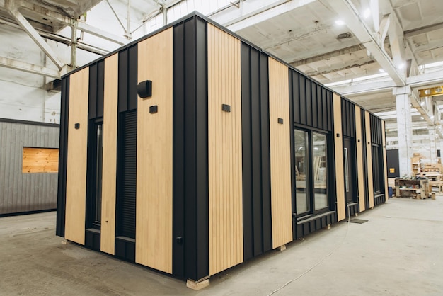 Une maison modulaire moderne en construction dans une usine