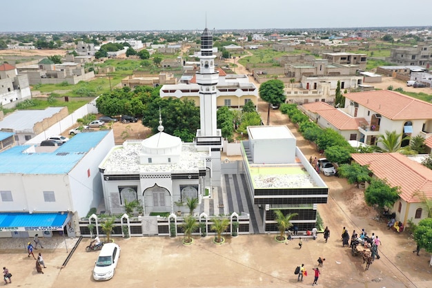 Photo maison avec une mosquée à touba sénégal