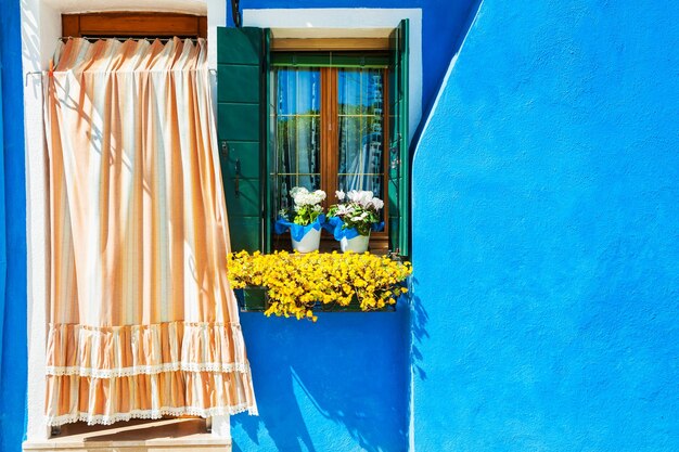 Maison avec mur bleu. Architecture colorée dans l'île de Burano près de Venise, Italie