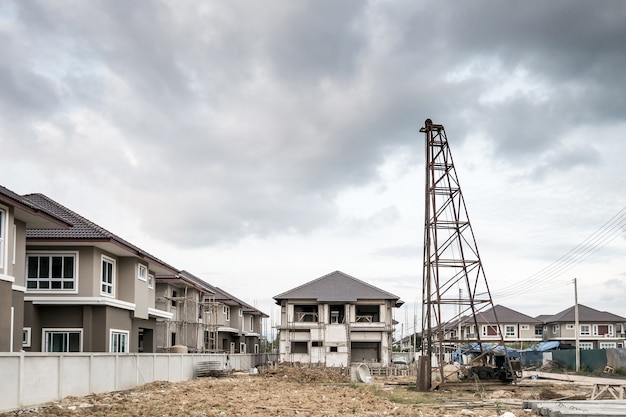 Maison neuve résidentielle au chantier de construction avec nuages et ciel bleu