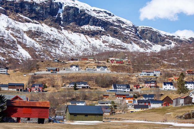 Maison nordique dans une petite ville avec fond de montagne de calotte glaciaire