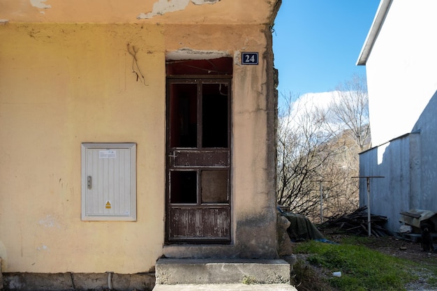 Une maison avec un numéro 24 sur le devant