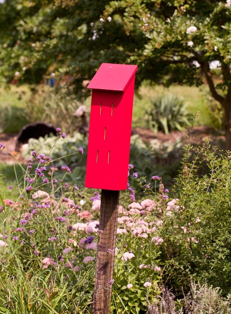 Maison d'oiseau rouge pour les mésanges