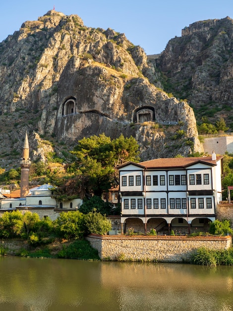 Une maison ottomane traditionnelle et une mosquée au bord de la rivière dans la ville d'Amasya