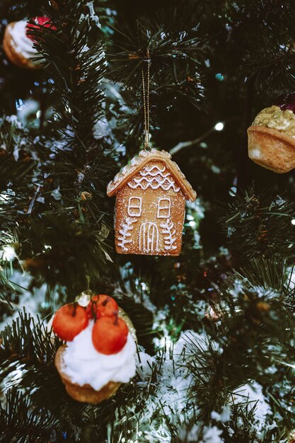 Maison en pain d'épice accrochée à l'arbre de Noël Décoration de Noël Vacances magiques d'hiver