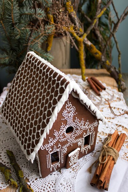 Maison de pain d'épice avec arbre de Noël