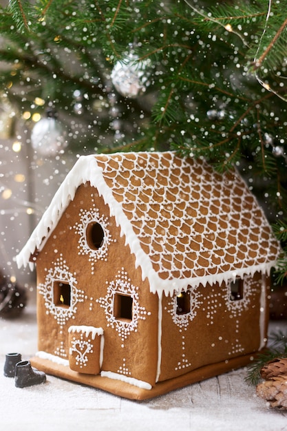 Maison en pain d'épice et arbres de Noël