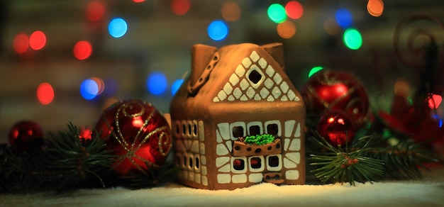 Maison de pain d'épice et décorations de Noël sur le backgrou de fête