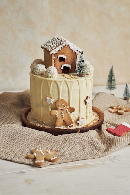 une maison de pain d'épice avec de la neige sur le dessus