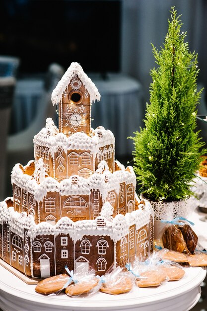 Maison de pain d'épice de Noël et décoration de neige.