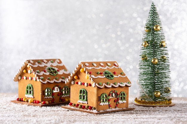 Maison de pain d'épice de Noël sur table en bois