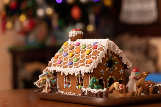 Maison en pain d'épice sur le thème de Noël