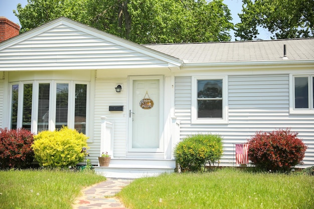 Une maison avec un panneau qui dit "home sweet home" dessus