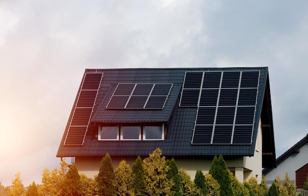 Maison avec panneau solaire sur le toit Énergie produite par la nature Énergie produite par le soleil Système photovoltaïque